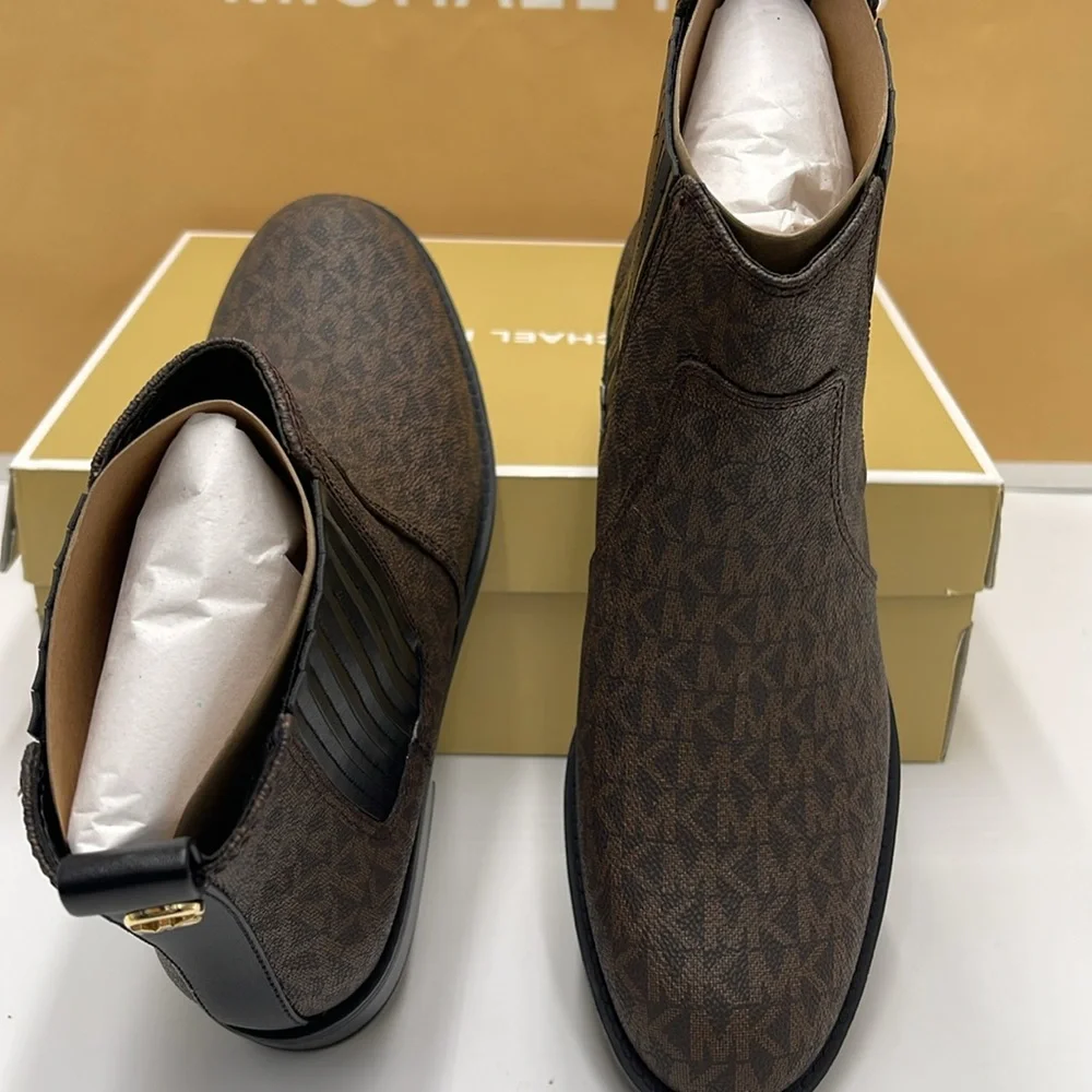 Michael Kors ELLA FLAT BOOTIE MK SIG SM
49F4ELFE5B
BROWN - Picture 12 of 16